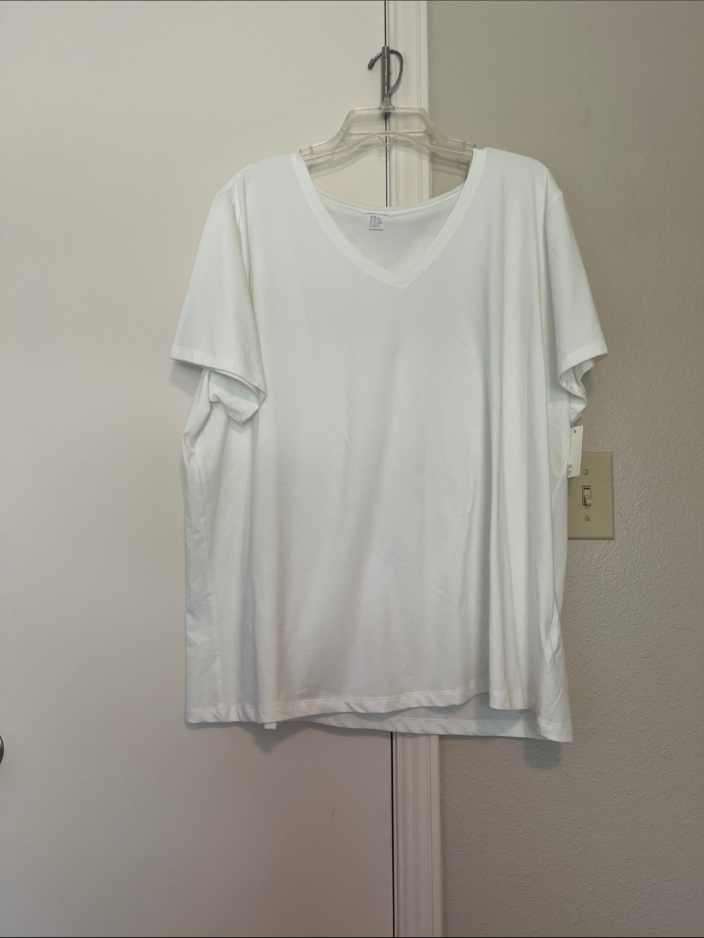 Amazon Essentials women’s white tee. Size 3X. NWT.